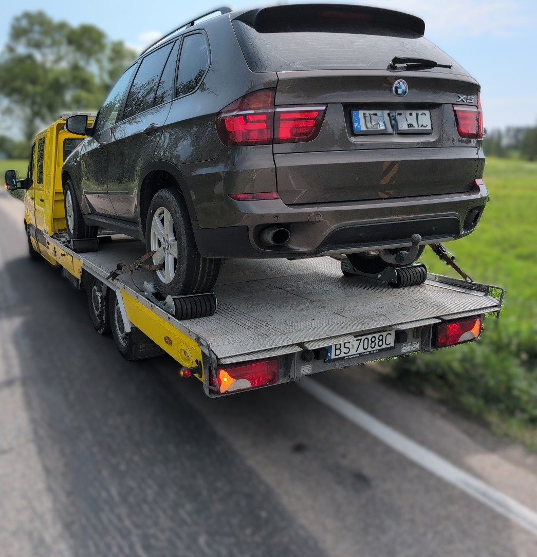 Laweta transportująca auto osobowe – pomoc drogowa Suwałki